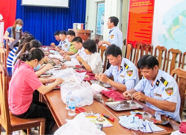 Cán bộ, nhân viên Vườn Quốc gia Côn Đảo và Công ty Yến Sào Khánh Hòa sơ chế, vệ sinh tổ yến sau khai thác.