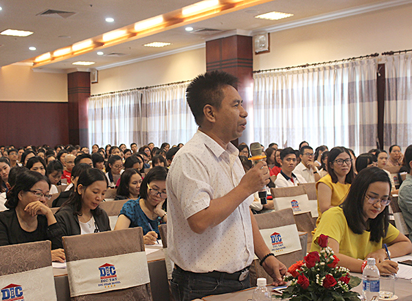 Phụ huynh, GV chia sẻ thắc mắc trong việc giáo dục trẻ tại tọa đàm. 