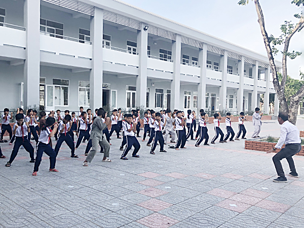 Giáo viên Trường TH Tóc Tiên trong giờ sinh hoạt, vận động thể dục ngoài trời đều hít phải mùi hôi thúi từ Khu XLCTTT Tóc Tiên theo gió đưa đến.