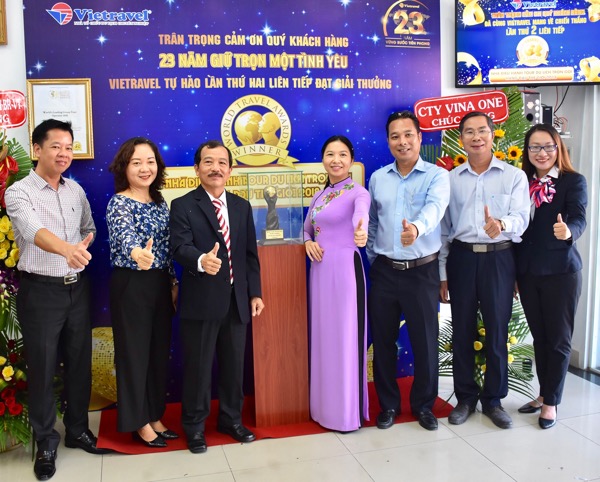 Đại biểu khách mời và lãnh đạo Vietravel Chi nhánh Vũng Tàu chụp hình lưu niệm cùng chiếc cúp WTA tại buổi lễ.