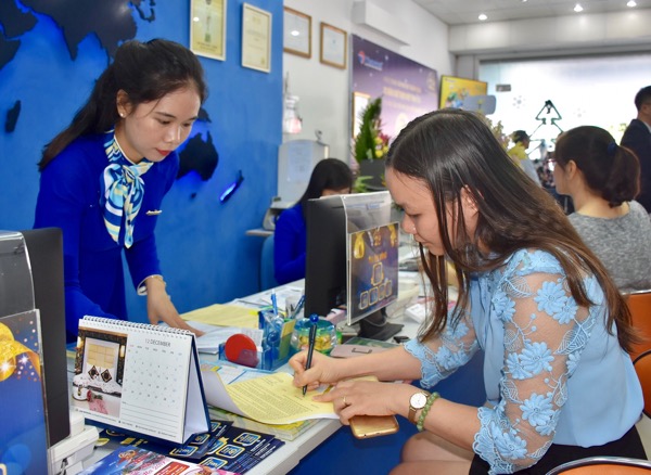 Du khách mua tour tại Vietravel Chi nhánh Vũng Tàu.