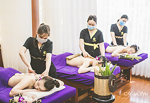 Khách sử dụng dịch vụ massage body tại Mây spa.