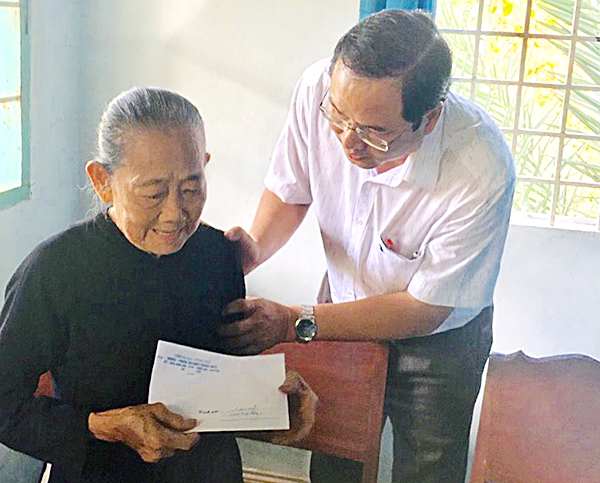 Ông Nguyễn Tấn Bản, Phó Chủ tịch UBND huyện Châu Đức thăm, tặng quà Mẹ Việt Nam anh hùng La Thị Biên (xã Quảng Thành). 