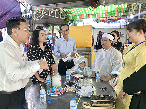 Các đồng chí: Nguyễn Đăng Minh, Phó Bí  thư  Thành ủy Vũng Tàu; Nguyễn Thị Bạch Ngân, Phó Chủ tịch UBND TP.Vũng Tàu cùng đại diện các  phòng, ban đã đến thăm hỏi, chia buồn và trao tiền hỗ trợ cho gia đình nạn nhân.
