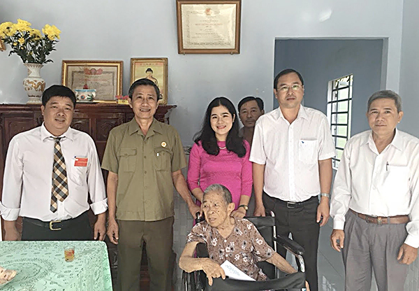 Ông Nguyễn Tấn Bản, Phó Chủ tịch UBND huyện Châu Đức (thứ 2 từ phải) thăm, tặng quà Mẹ Việt Nam anh hùng Nguyễn Thị Đồng (xã Suối Nghệ). 