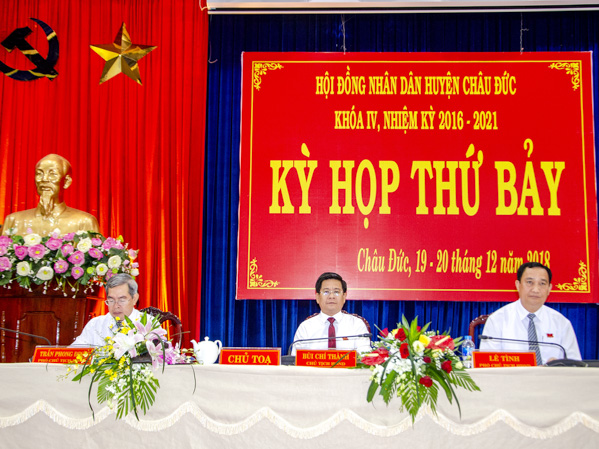 Bùi Chí Thành, Ủy viên Dự khuyết Trung ương Đảng, Bí thư Huyện ủy, Chủ tịch HĐND huyện; Trần Phong Định và Lê Tình, Phó Chủ tịch HĐND huyện Châu Đức chủ tọa kỳ họp.
