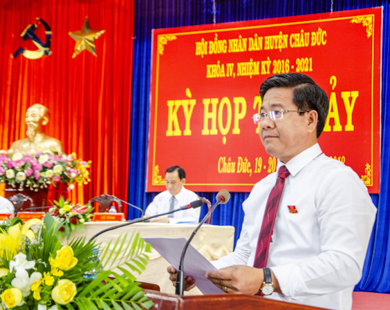 Đồng chí Bùi Chí Thành, Ủy viên Dự khuyết Trung ương Đảng, Bí thư Huyện ủy, Chủ tịch HĐND huyện phát biểu khai mạc kỳ họp.  
