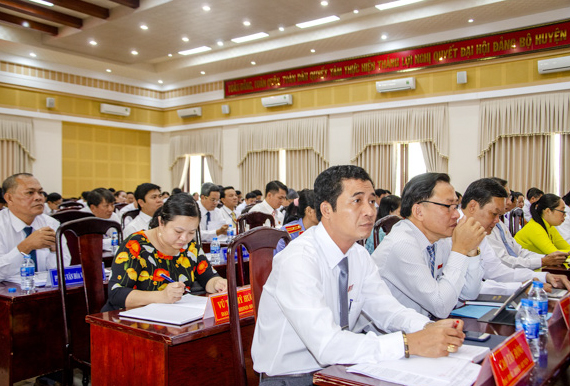 Các đại biểu HĐND huyện tham dự kỳ họp.