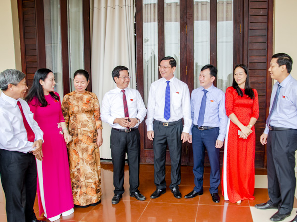 Các đại biểu HĐND huyện Châu Đức trao đổi bên lề Kỳ họp.