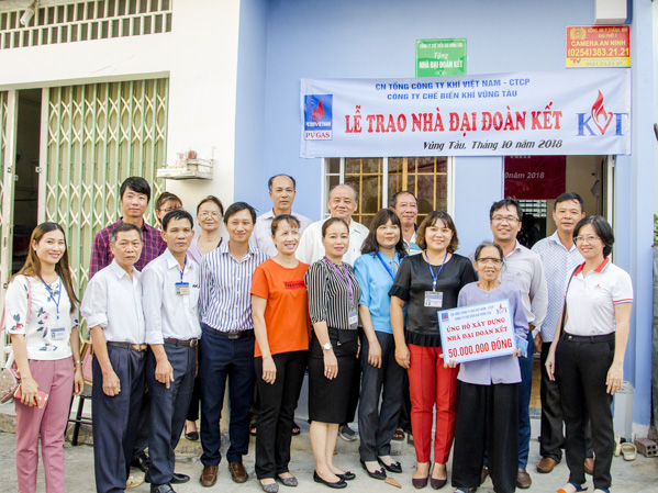 Đại diện chính quyền và các nhà tài trợ bàn giao nhà Đại đoàn kết cho gia đình bà Trần Thị Sao thuộc diện hộ nghèo chuẩn quốc gia, khó khăn về nhà ở tại phường Thắng Nhì, TP. Vũng Tàu. Ảnh: MẠNH THẮNG