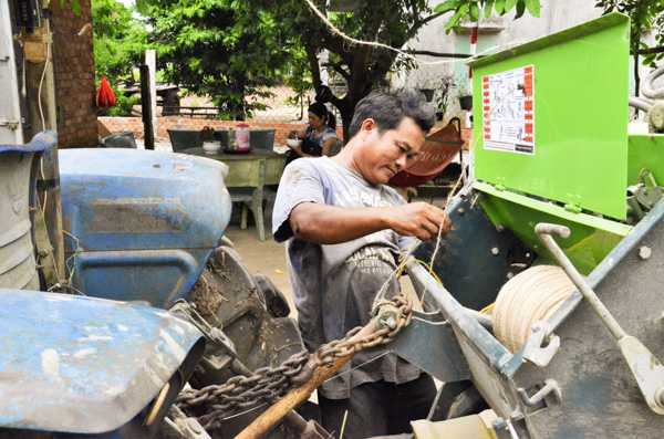 Anh Đào Văn Tâm (xã Đá Bạc, huyện Châu Đức), kiểm tra, bảo dưỡng máy móc trước khi ra đồng.