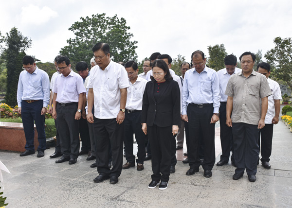 Nguyễn Thị Yến, Nguyễn Văn Trình, cùng lãnh đạo các sở, ngành dành phút mặc niệm tưởng nhớ công ơn các anh hùng liệt sỹ.
