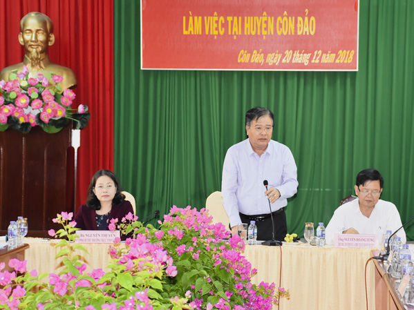 Các đồng chí: Nguyễn Thị Yến, Phó Bí thư Thường trực Tỉnh ủy, Trưởng Đoàn đại biểu Quốc hội tỉnh; Nguyễn Văn Trình, Chủ tịch UBND tỉnh chủ trì buổi làm việc với UBND huyện Côn Đảo