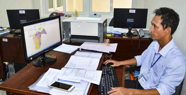 Sở TN-MT đưa vào sử dụng nhiều phần mềm, ứng dụng để xử lý hồ sơ đất đai, giúp rút ngắn thời gian, giảm bớt việc đi lại của người dân và DN.