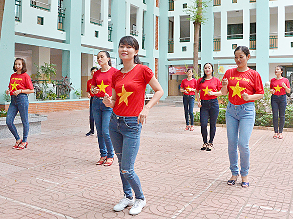 Giáo viên Trường tiểu học Hạ Long trong buổi tập linedance tại trường.