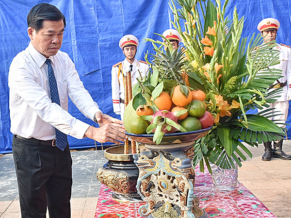Đồng chí Nguyễn Hồng Lĩnh, Ủy viên Trung ương Đảng, Bí thư Tỉnh ủy, Chủ tịch HĐND tỉnh thắp nhang tại Đền thờ Liệt sĩ.
