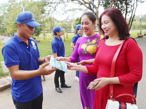 Phát tờ rơi bảo vệ môi trường  trong khuôn khổ  dự án “Truyền thông nâng cao nhận thức, ý thức và trách nhiệm bảo vệ môi trường kết hợp với quảng bá loại hình du lịch sinh thái tại Côn Đảo”.
