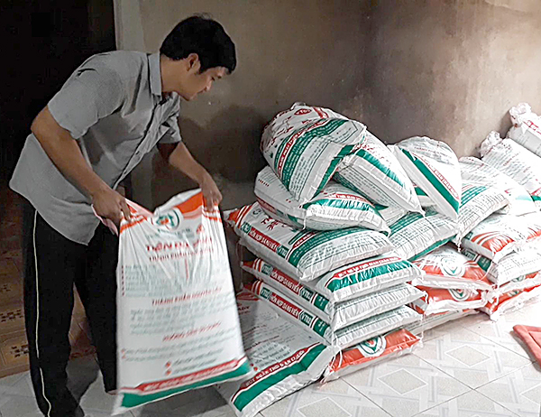 Anh Nguyễn Thành Đồng cất trữ, bảo quản cám cẩn thận ở nơi khô ráo trong nhà để tránh bị ẩm mốc.