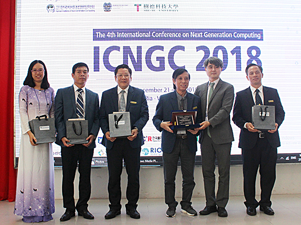 GS. Sung Wook Baik, ĐH Sejong (Hàn Quốc) tặng quà lưu niệm cGS. TSKH. Hoàng Văn Kiếm, Hiệu trưởng Trường ĐH Bà Rịa-Vũng Tàu. Ảnh: Khánh Chi
