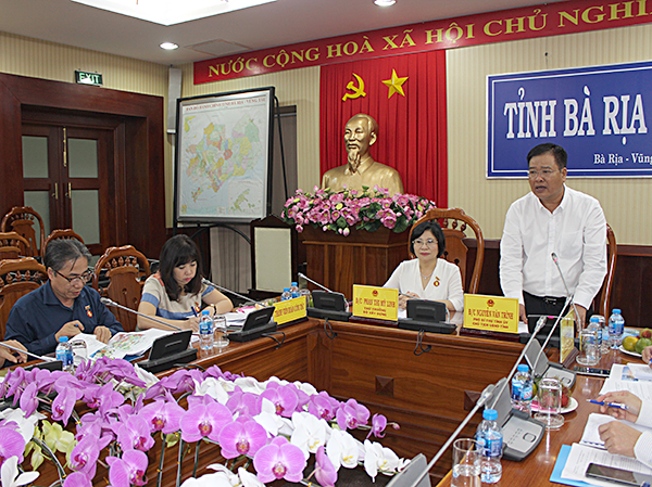 Đồng chí Nguyễn Văn Trình, Chủ tịch UBND tỉnh phát biểu tại buổi làm việc.