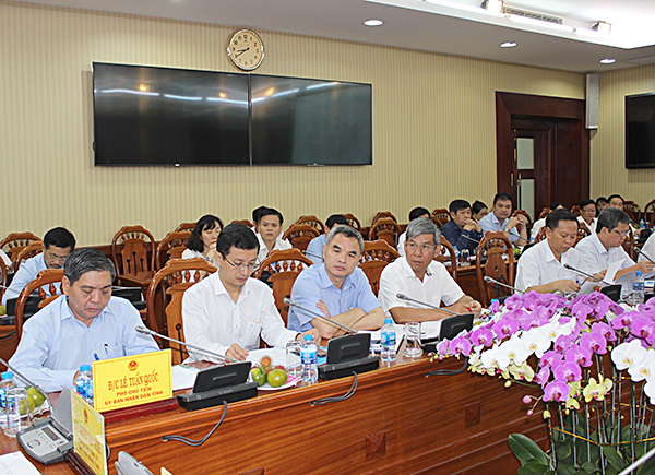 Đồng chí Lê Tuấn Quốc, Phó Chủ tịch UBND tỉnh cùng đại diện sở, ngành, địa phương tham dự buổi làm việc.