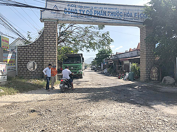 Mặt đường từ Quốc lộ 51 vào Công ty CP Phước Hòa Fico nhiều nơi bị hư hỏng do xe tải nặng lưu thông hàng ngày.