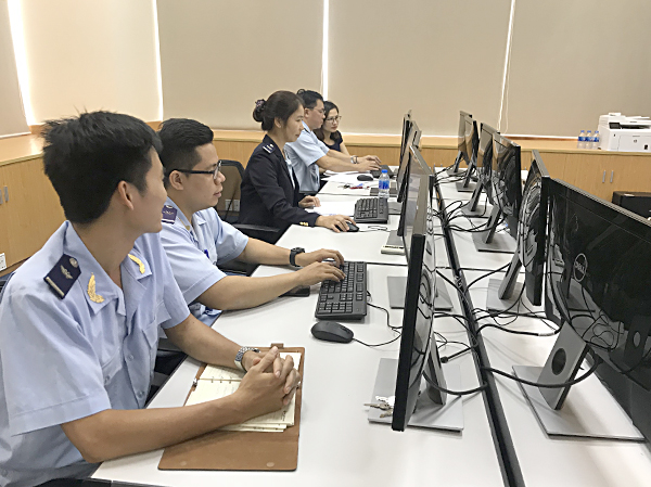 Các nhân viên hải quan Nhóm Kiểm soát container ở cảng biển triển khai các biện pháp kiểm soát nhằm phòng chống buôn lậu.