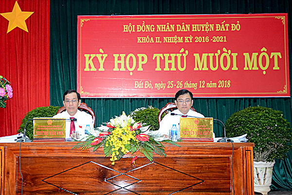 Các đồng chí: Huỳnh Văn Phi, Chủ tịch HĐND và Nguyễn Hòa Hiệp, Phó Chủ tịch HĐND huyện chủ tọa kỳ họp.