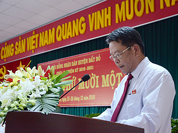 Đồng chí Tạ Văn Bửu, Chủ tịch UBND huyện trình bày báo cáo về tình hình phát triển kinh tế - xã hội, quốc phòng an ninh của huyện năm 2018 và phương hướng nhiệm vụ trong năm 2019.