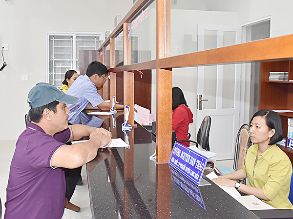 Bộ phận một cửa đã chính thức hoạt động sau lễ khánh thành Trung tâm hành chính huyện Long Điền.