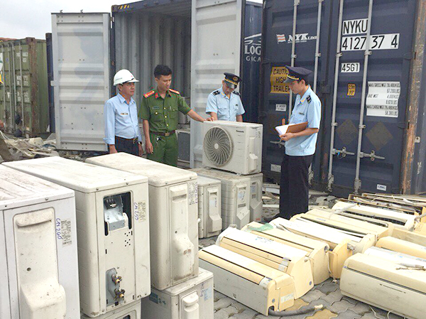 Các lực lượng chức năng kiểm tra bắt giữ lô hàng lậu tại cảng Cái Mép.