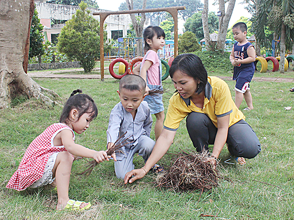 Tuy đạt chuẩn Quốc gia, nhưng Trường MN Ánh Dương vẫn khó khăn về trình độ ngoại ngữ của đội ngũ GV. Trong ảnh: Cô trò Trường MN Ánh Dương (huyện Châu Đức) cùng lao động giữ gìn vệ sinh môi trường.