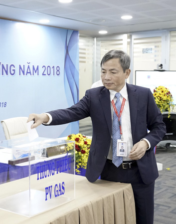 Ông Nguyễn Sinh Khang thực hiện quyền bầu cử tại Đại hội.              