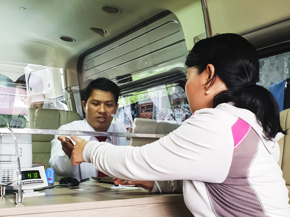Khách hàng giao dịch tại điểm giao dịch lưu động bằng ô tô chuyên dùng của Agribank Long Điền.