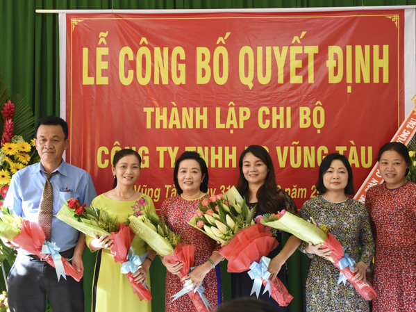 Chi bộ Công ty TNHH HS Vũng Tàu ra mắt tại lễ công bố thành lập chi bộ. Ảnh: TUYẾT MAI