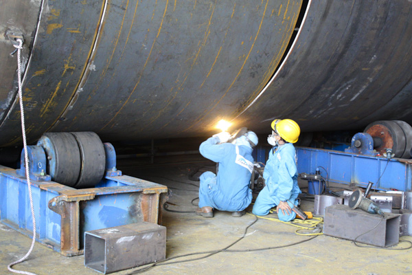 Công ty CP Xây lắp dầu khí miền Nam (Alpha-ECC), là một trong những DN ngoài Nhà nước đã thành lập chi bộ Đảng tại DN. Trong ảnh: Công nhân Công ty Alpha-ECC trong giờ sản xuất. Ảnh: ĐÔNG HIẾU