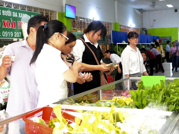 Khách hàng tìm hiểu các sản phẩm sơ chế sẵn của HTX Tiện Lợi.