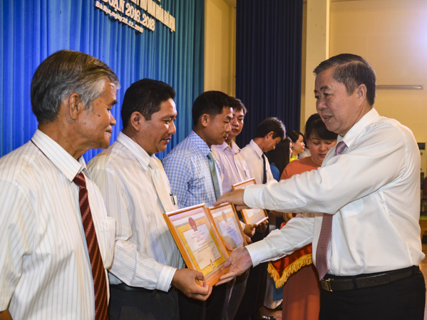 Đồng chí Nguyễn Văn Tài, Phó Chủ tịch UBND TP. Bà Rịa tặng Giấy khen cho các tập thể đạt thành tích xuất sắc trong 3 năm thực hiện Đề án.  