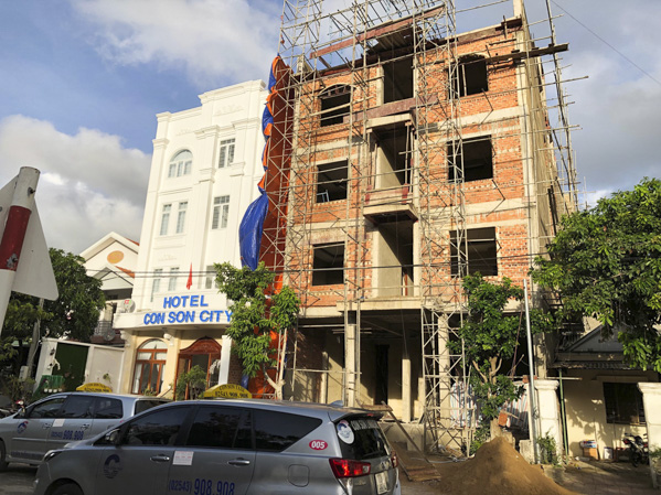 Một công trình khách sạn đang được xây dựng trên đường Phạm Văn Đồng, Côn Đảo.