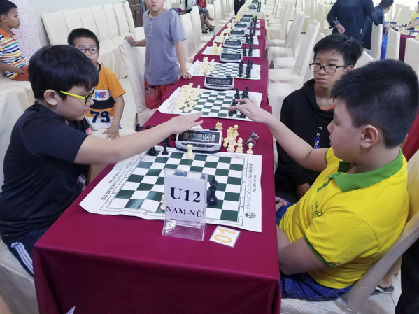 VĐV lứa tuổi U12 thi đấu cờ nhanh.
