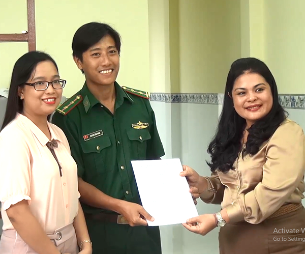 Đại diện Công ty CP VEDAN Việt Nam trao quyết định bàn giao nhà “Đồng đội” cho đồng chí Nguyễn Văn Danh (BĐBP tỉnh BR-VT).