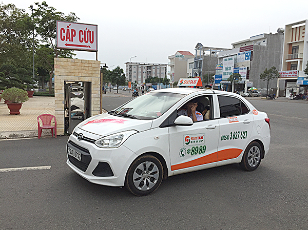 Xe taxi hoạt động tại khu vực Bệnh viện Bà Rịa.