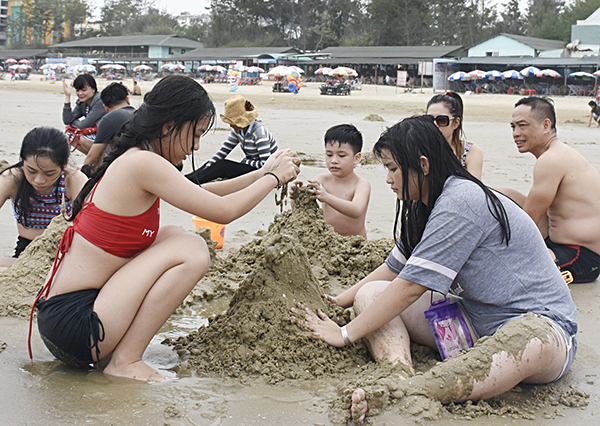 Du khách vui chơi tại Bãi Sau, TP. Vũng Tàu trưa 30-12