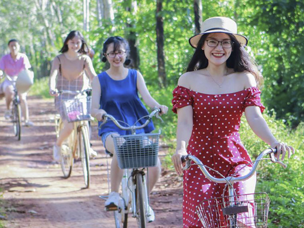 Du khách đạp xe dạo chơi trong Green Farm. Ảnh: MINH TÂM