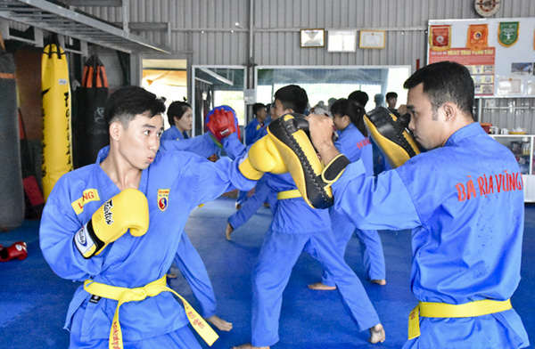 Võ sĩ Huỳnh Phi Long (trái) trong giờ tập luyện.
