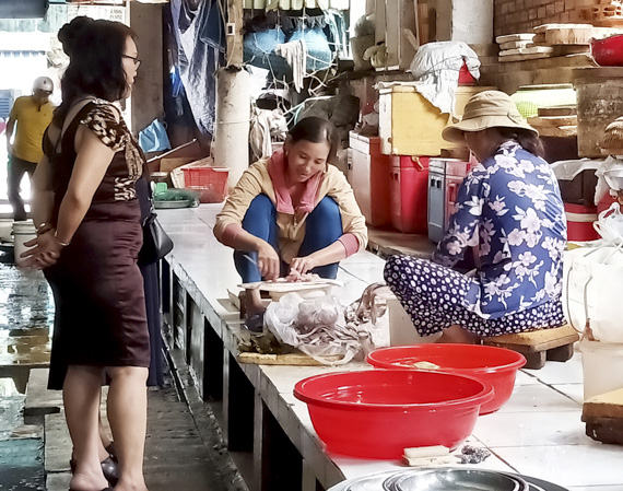 Trong dịp Tết Dương lịch 2019, sức mua các mặt hàng hải sản chỉ tăng nhẹ. Trong ảnh: Khách chọn mua hải sản tại chợ Vũng Tàu.