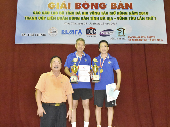 Ông Nguyễn Quang Trung, Chủ tịch Liên đoàn bóng bàn tỉnh BR-VT trao giải và chúc mừng cặp đôi Phan Trọng Tuấn – Nguyễn Bá Minh  (Hải quan BR-VT) đoạt giải nhất đôi lãnh đạo.