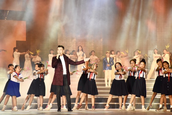 Ca sĩ Hồ Trung Dũng, tốp ca nam nữ BR-VT, dàn đồng ca Trường ĐH Bà Rịa-Vũng Tàu và Trường TH Bà Rịa biểu diễn tiết mục nghệ thuật “Hãy yêu nhau đi”.