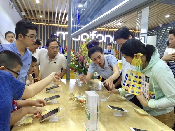 Khách hàng trải nghiệm dịch vụ mới của nhà mạng MobiFone.