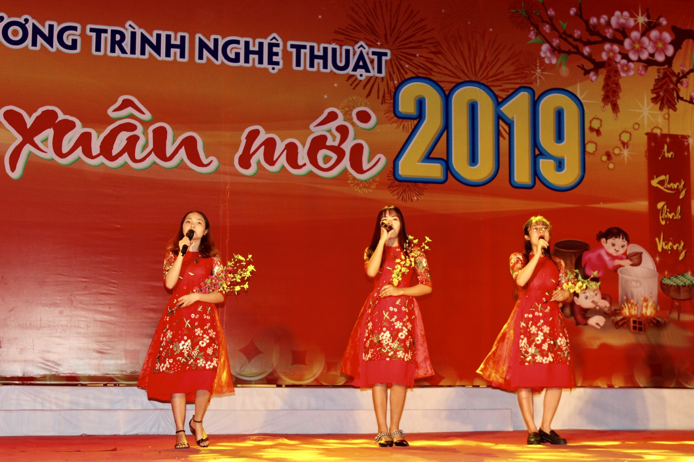 Tiết mục văn nghệ “Ngày Xuân long phụng sum vầy” tại chương trình.